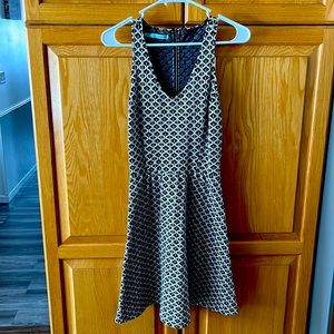 Black/white patterned dress